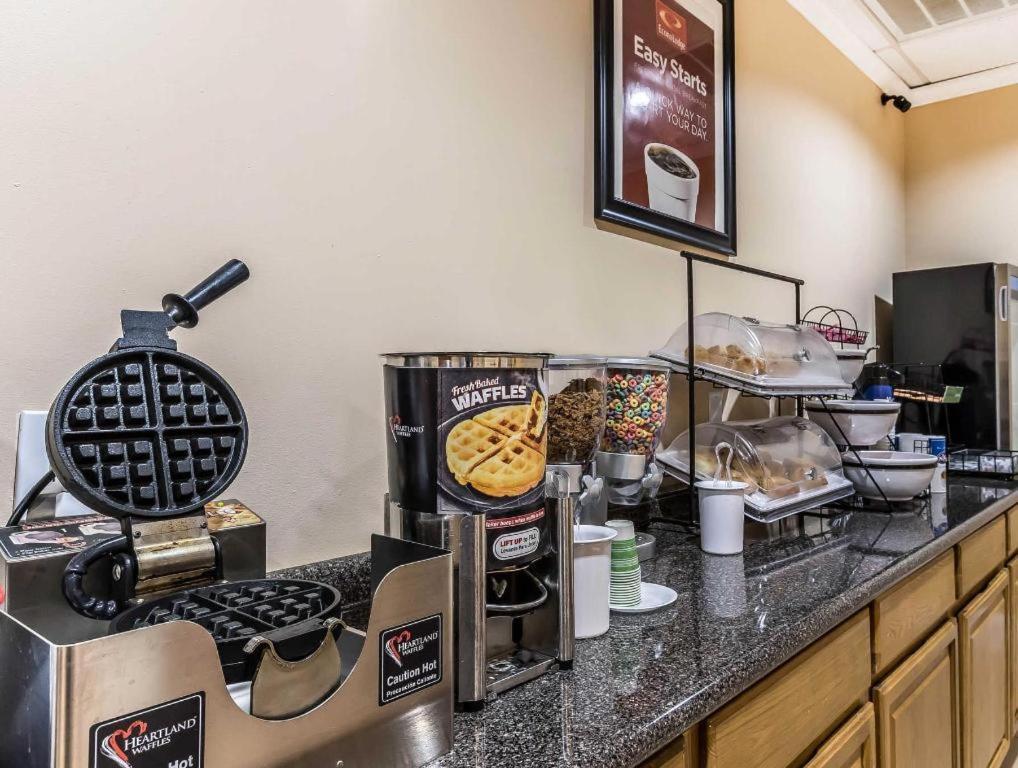 Econo Lodge Eutaw Eksteriør billede